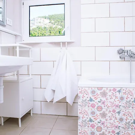 Iva Apartman *